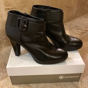 Giani Bernani Black ankle boots with chunk heels size 9